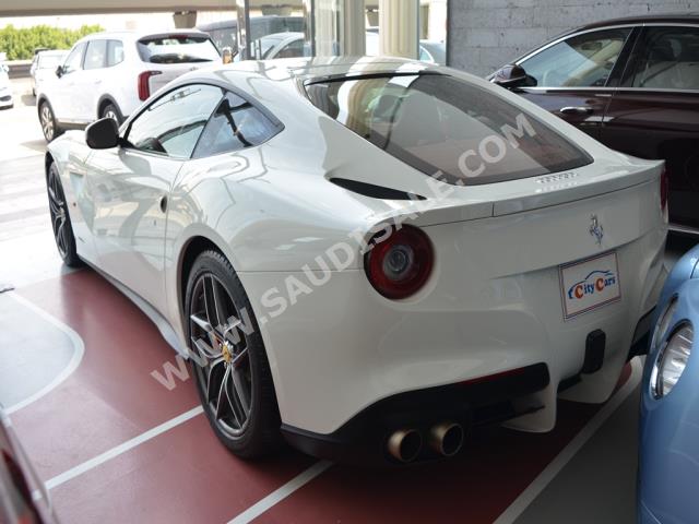 2015 فيراري اف 12