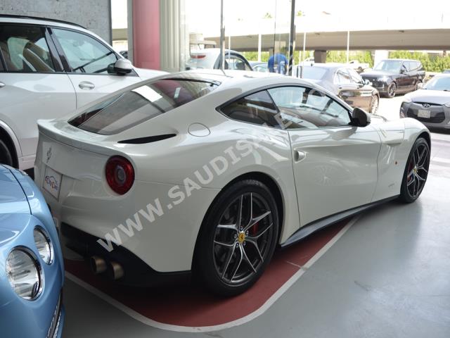 2015 فيراري اف 12