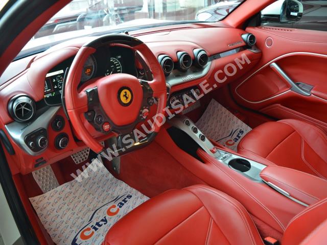 2015 فيراري اف 12