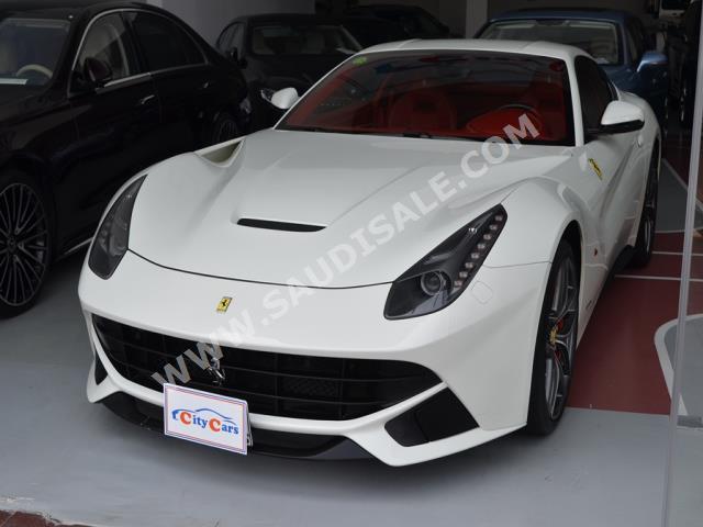 2015 فيراري اف 12