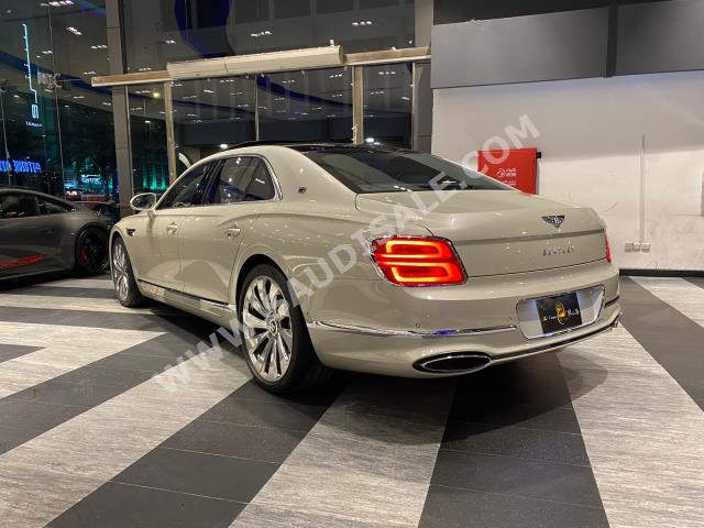 2020 بنتلي كونتيننتل فلاينج سبير الاصدار الاول