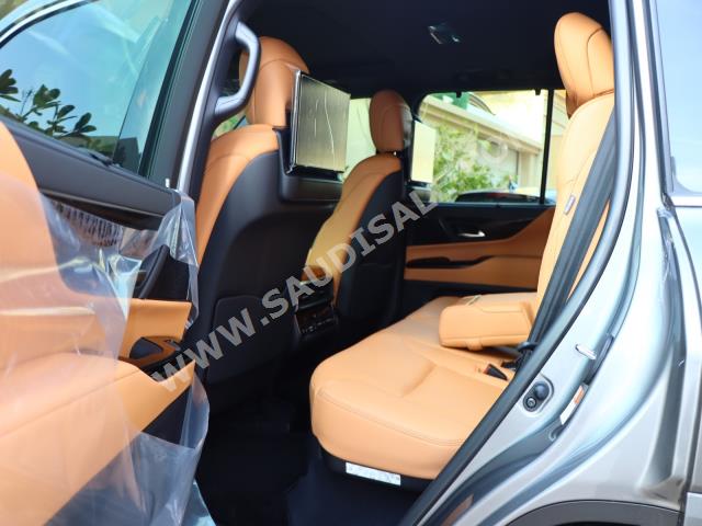 2023 لكزس إل إكس 600