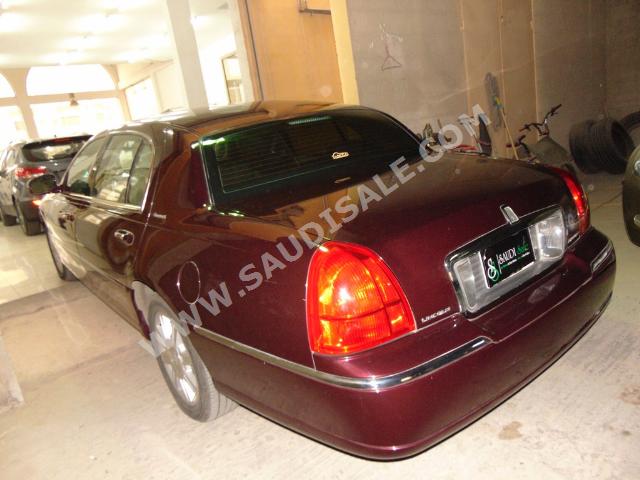 2007 لنكولن تاون كار