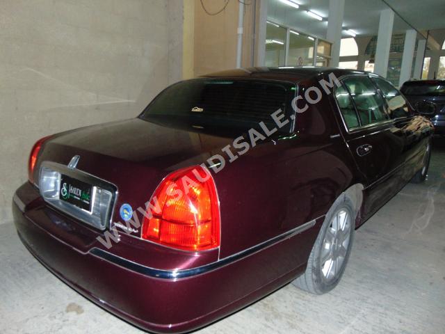 2007 لنكولن تاون كار