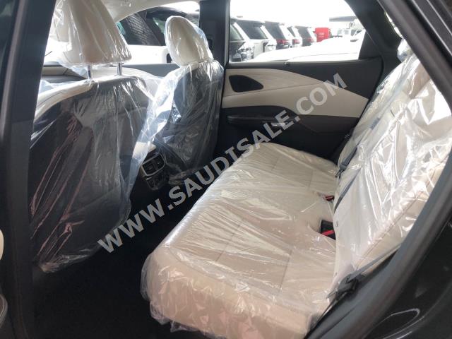 2024 لكزس أر إكس 350