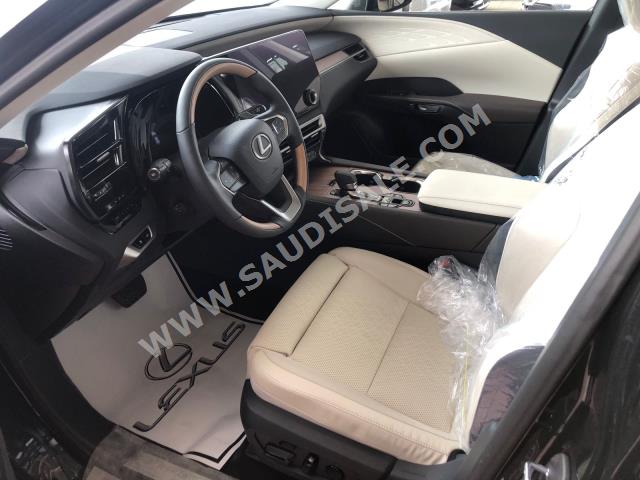 2024 لكزس أر إكس 350