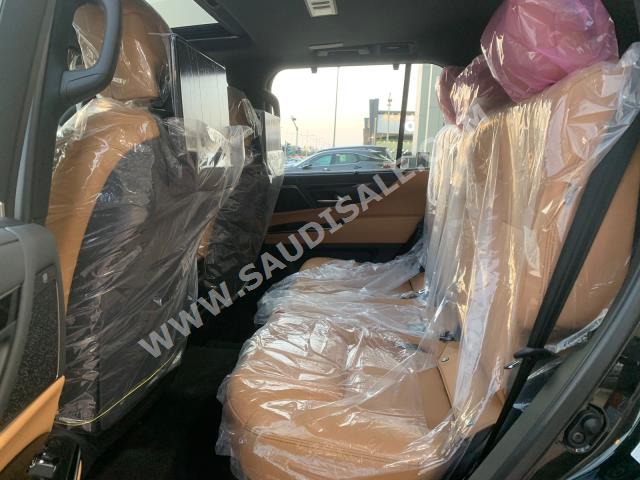 2023 لكزس إل إكس 600