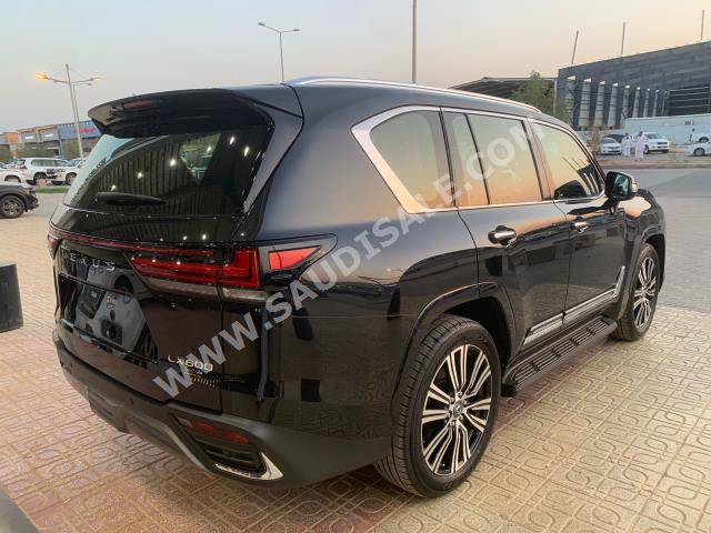 2023 لكزس إل إكس 600