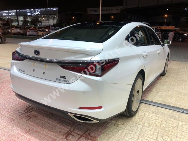 2023 لكزس إي إس 350