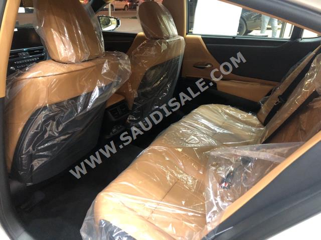 2023 لكزس إي إس 350