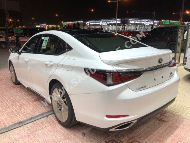 2023 لكزس إي إس 350