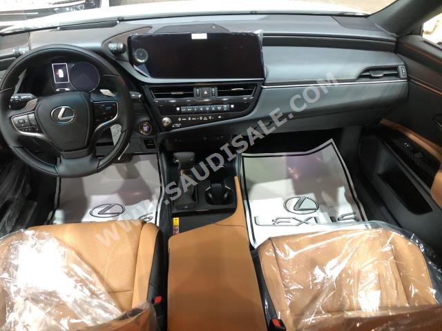2023 لكزس إي إس 350