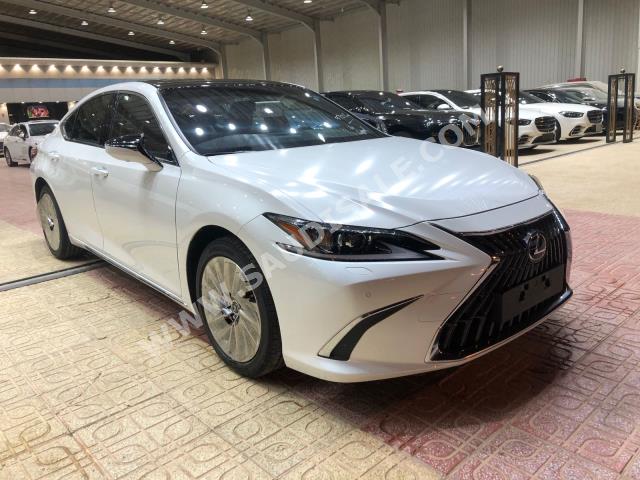 2023 لكزس إي إس 350