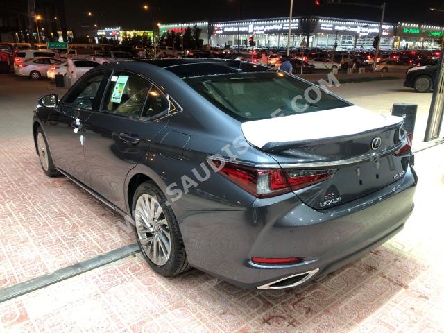 2023 لكزس إي إس 350