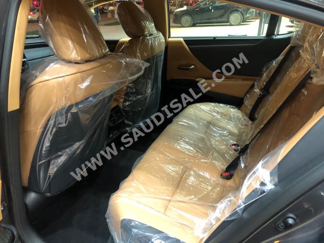 2023 لكزس إي إس 350