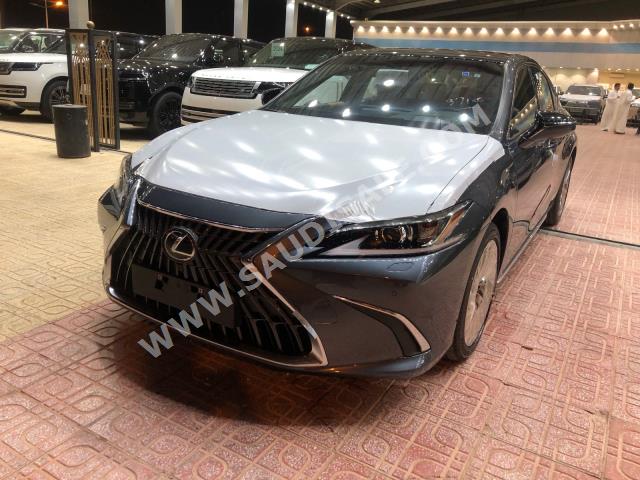 2023 لكزس إي إس 350