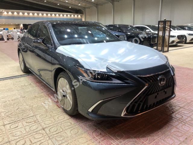 2023 لكزس إي إس 350