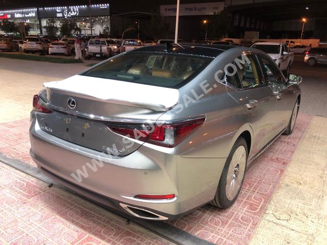 2023 لكزس إي إس 350