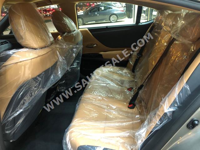 2023 لكزس إي إس 350