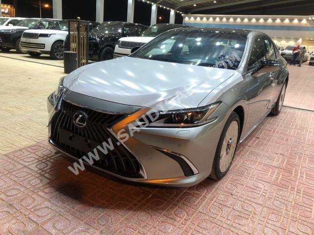 2023 لكزس إي إس 350