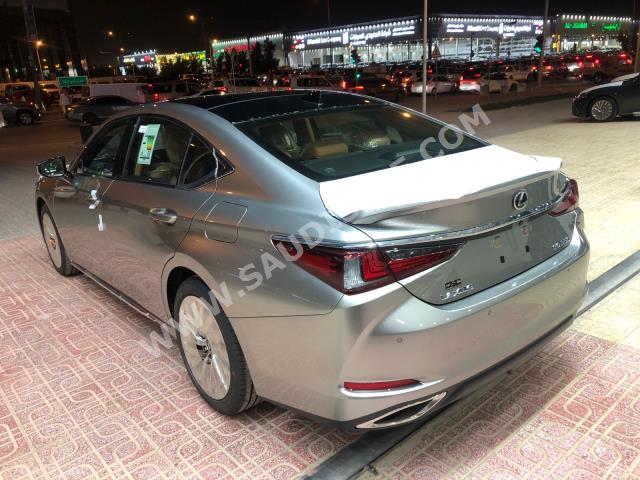 2023 لكزس إي إس 350