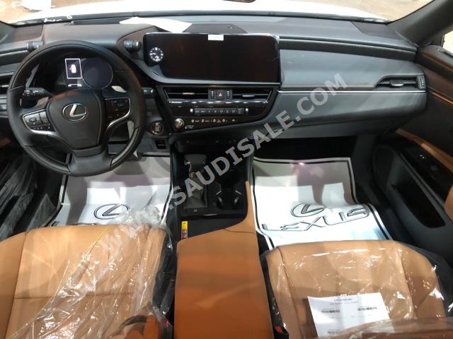 2023 لكزس إي إس 350