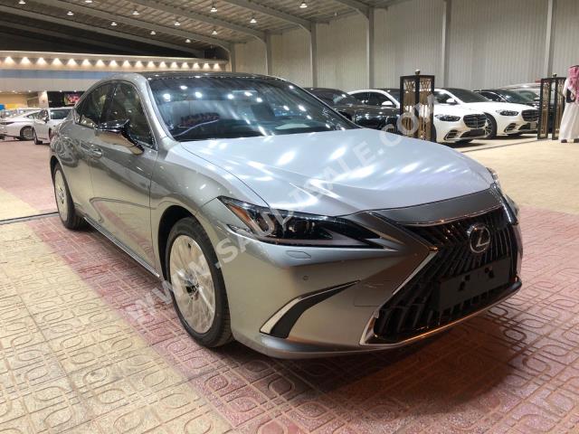 2023 لكزس إي إس 350