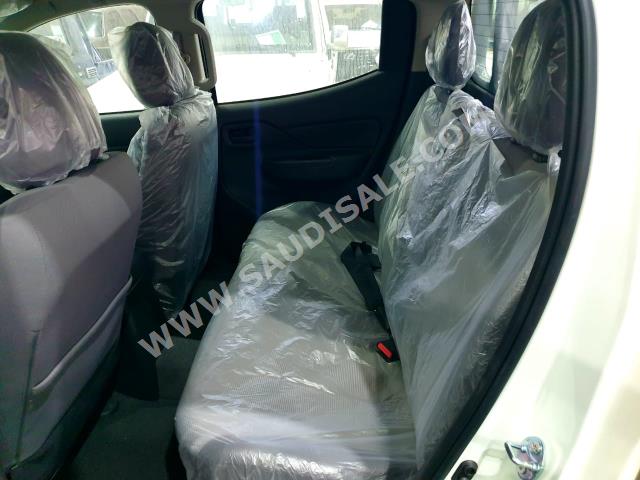 2022 متسوبيشي ال 200