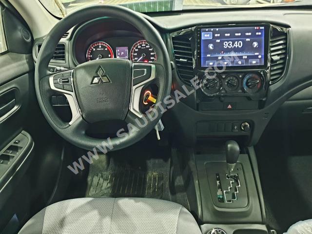 2022 متسوبيشي ال 200