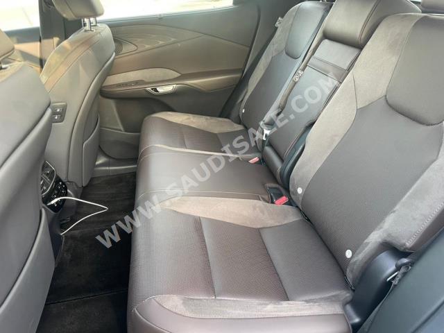 2023 لكزس أر إكس 350