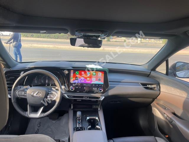 2023 لكزس أر إكس 350