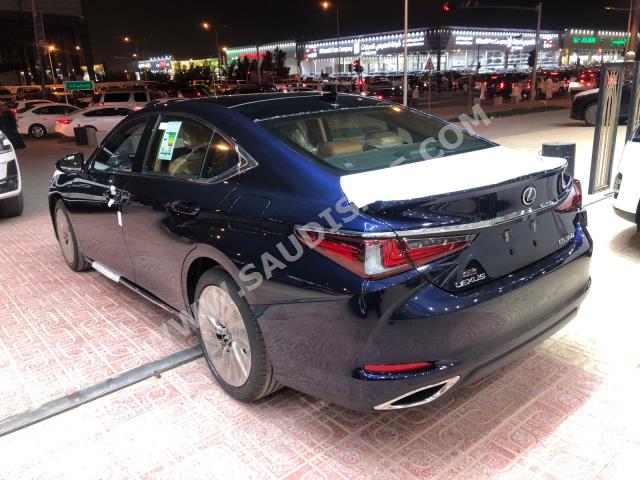2023 لكزس إي إس 350
