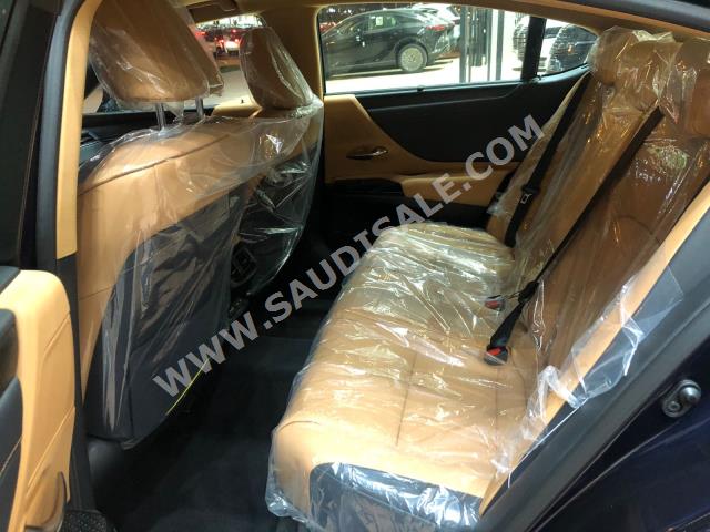 2023 لكزس إي إس 350