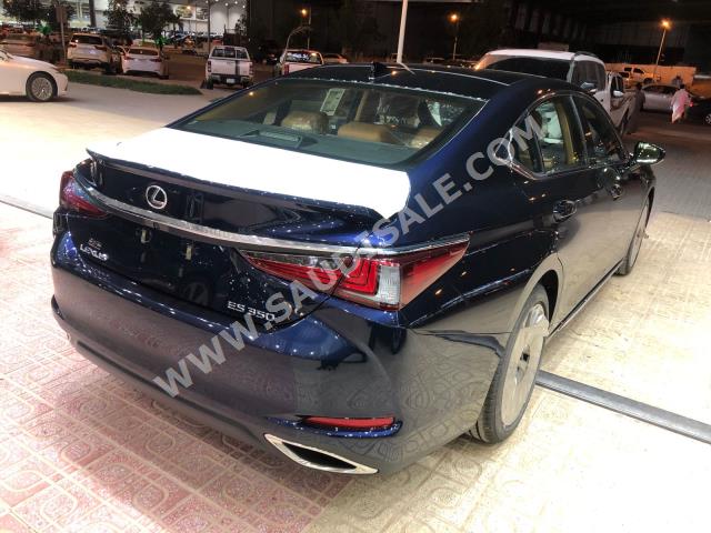 2023 لكزس إي إس 350