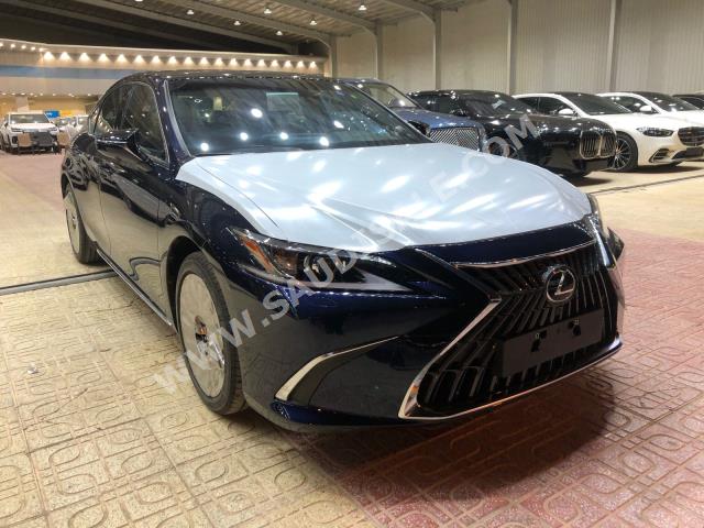 2023 لكزس إي إس 350