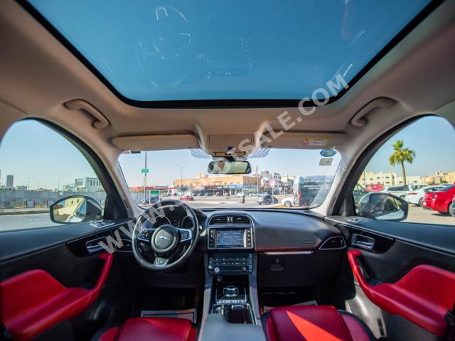 2018 جاكوار اف-بيس