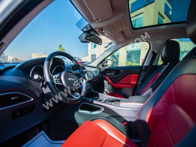 2018 جاكوار اف-بيس