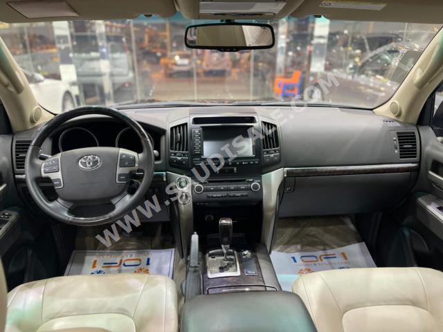 2009 تويوتا لاند كروزر جي اكس ار