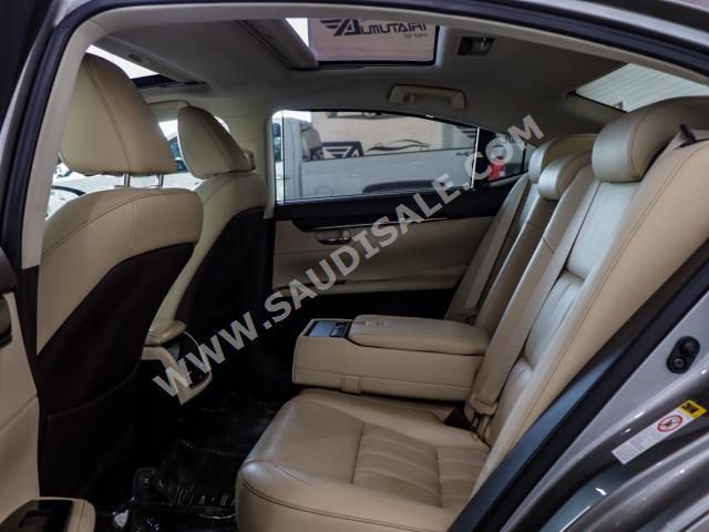 2016 لكزس إي إس 350