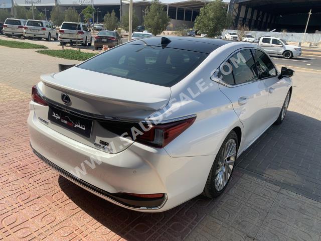 2020 لكزس إي إس 250