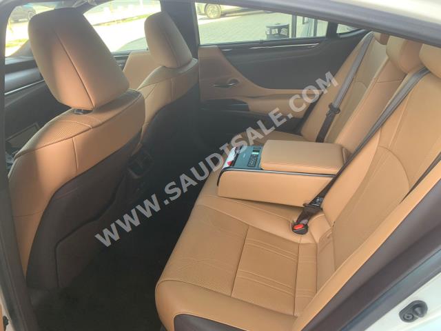 2020 لكزس إي إس 250