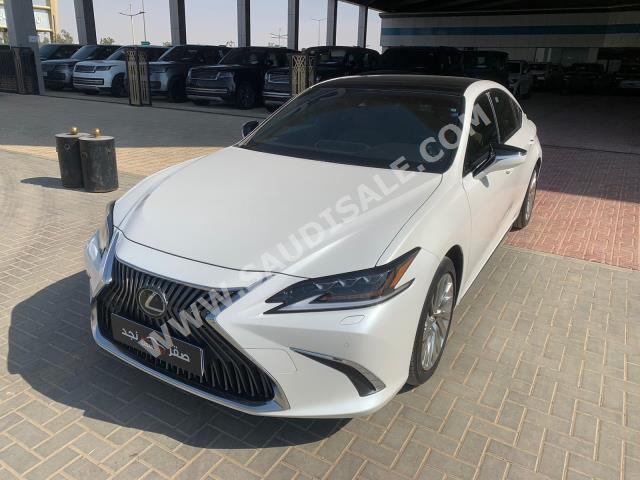 2020 لكزس إي إس 250