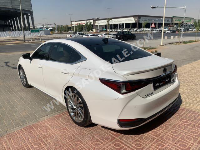 2020 لكزس إي إس 250