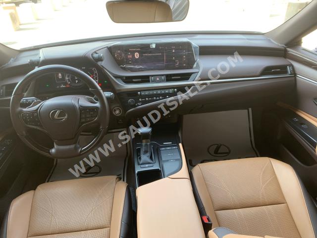 2020 لكزس إي إس 250
