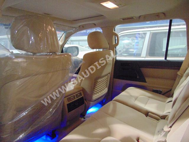 2016 تويوتا لاند كروزر جي اكس ار