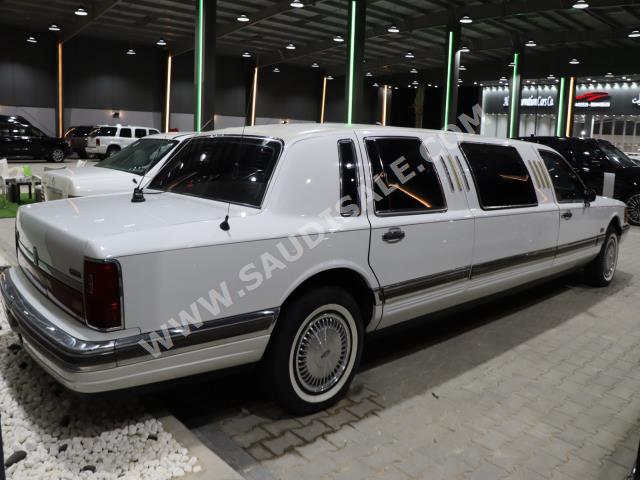 1996 لنكولن تاون كار ليمو