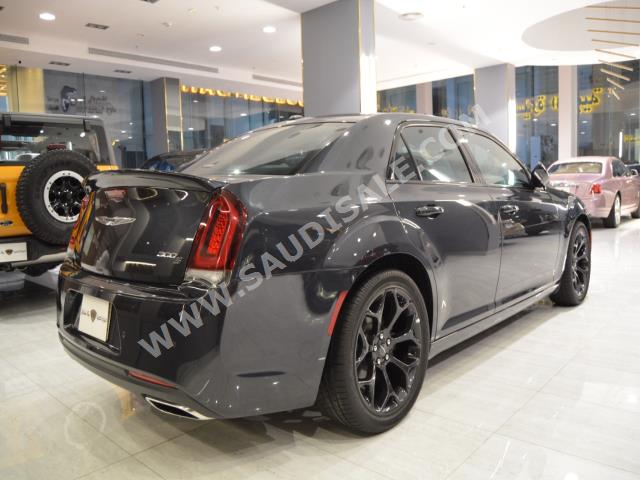 2019 كرايسلر 300 اس