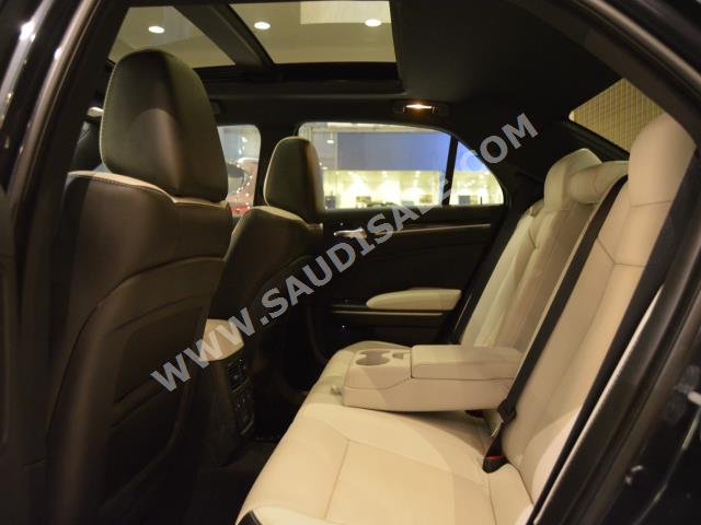 2019 كرايسلر 300 اس