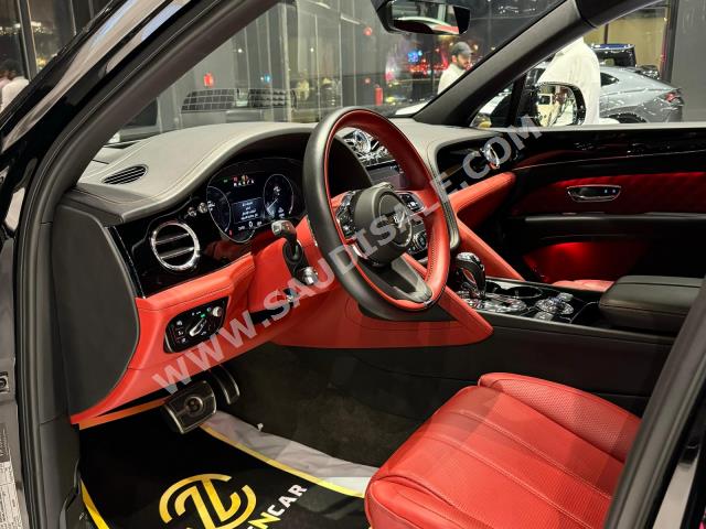 2021 بنتلي بنتايجا في 8