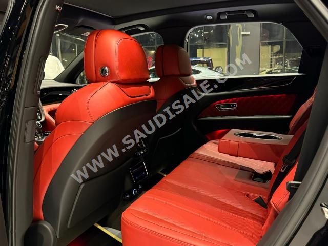 2021 بنتلي بنتايجا في 8